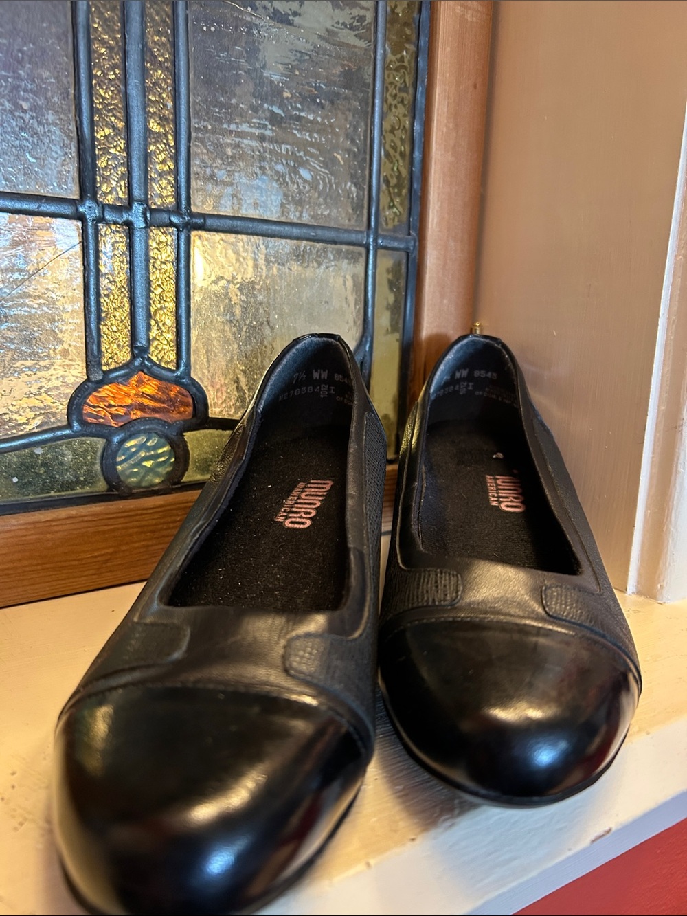 Munro Black Leather Slip-On Rounded-Toe Flats